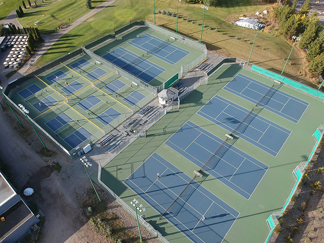 Thi công xây sân tennis-pickleball với mặt cỏ nhân tạo và hàng rào bọc nhựa 3.6m
